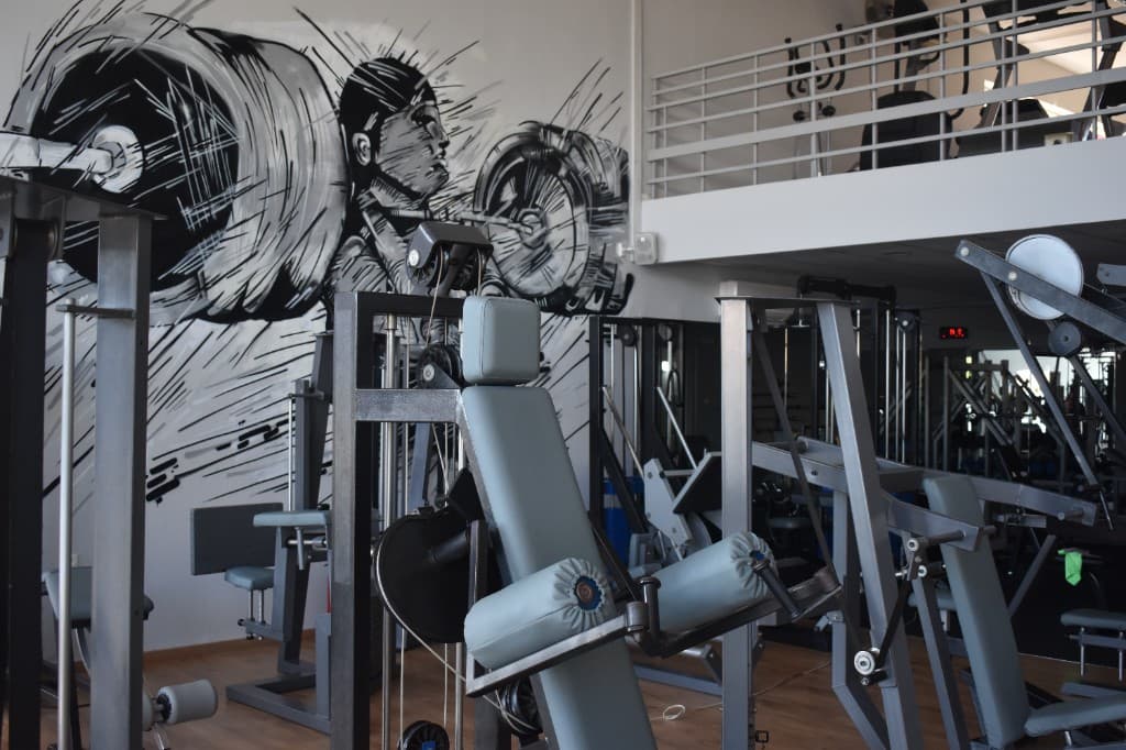 Χώρος δύναμης με mural και διώροφη θέα